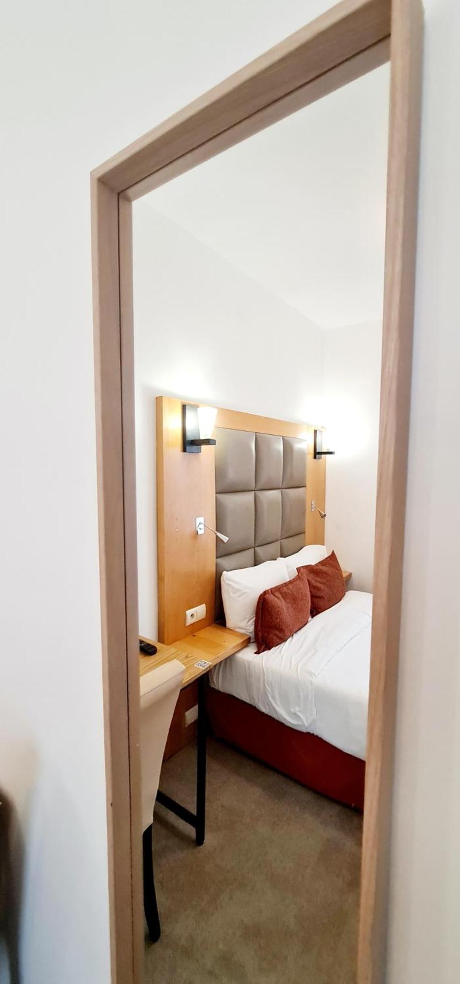 Hotel De France 18 Париж Екстериор снимка